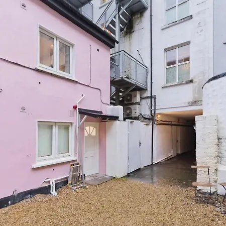 펜션 The Secret Quarters Of O'connell St Self-catered
